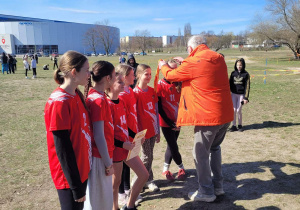 Dziewczęta z klas szóstych otrzymują medale i dyplom