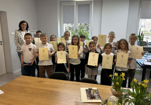 Nagrodzeni uczniowie na wspólnym zdjęciu w gabinecie pani dyrektor