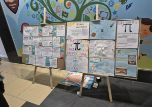 Wystawa prac w holu szkoły