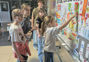 Uczniowie rozwiązują zadanie na spostrzegawczość