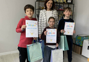 Nagrodzeni uczniowie z panią dyrektor