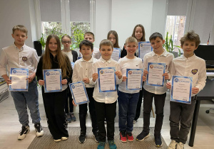 Zdjęcie wszystkich laureatów i finalistów z dyplomami