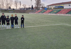 Chłopcy na boisku podczas rozgrywek