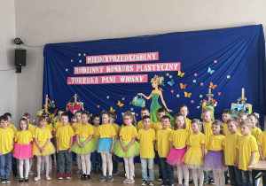 Zdjęcie grupowe dzieci z oddziałów przedszkolnych podczas podsumowania konkursu