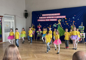 Przedszkolaki prezentują przygotowany taniec