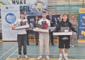 Uczniowie klasy ósmej z nagrodami zdobytymi w konkursie