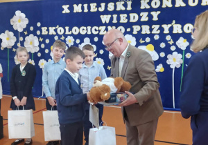 Szymon odbiera nagrodę