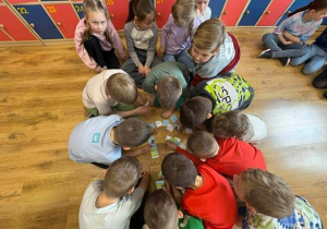 Dzieci pracują w grupie
