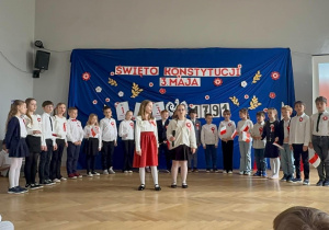 Uczniowie podczas występu w sali gimnastycznej