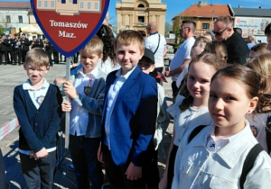 Reprezentacja uczniów klasy 4a i 4b z tarczą szkoły podczas obchodów 235. rocznicy uchwalenia Konstytucji 3 Maja