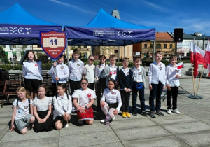 Zdjęcie grupowe uczniów na Placu Kościuszki