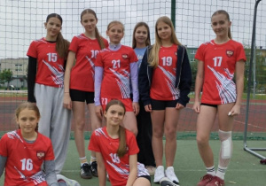 Reprezentacja dziewcząt w strojach sportowych