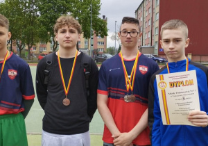 Chłopcy z dyplomem i medalami