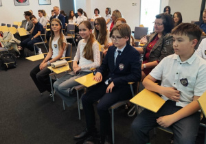 Uczniowie zebrani w sali podczas uroczystego podsumowania konkursu