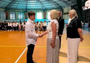 Siódmoklasista odbiera nagrody za osiągnięcia w konkursach przedmiotowych