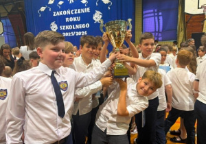 Uczniowie klasy 3a cieszą się ze zdobytego pucharu dla najlepiej czytającej klasy