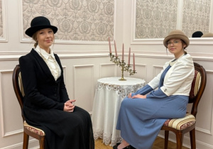 Ósmoklasistki w strojach z epoki