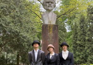 Uczniowie klasy 8a przy pomniku dr Rode