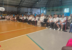 Wychowawczynie klas V i VI wraz z uczniami