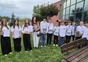 Pani dyrektor z uczniami wyróżnionymi