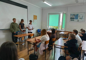 Uczniowie czytają dzieło Adama Mickiewicza