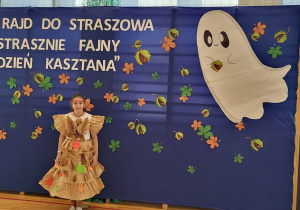 Uczennica klasy VI b w jesiennym stroju