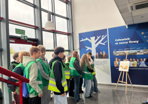 Uczniowie 8b zwiedzają teren firmy FMLogistik
