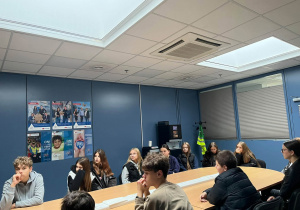 Uczniowie w sali konferencyjnej
