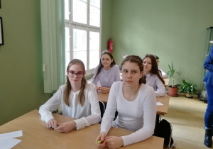 Dziewczęta z klas szóstych przed czekają na rozdanie prac konkursowych