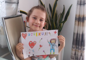Dziewczynka z rysunkiem serca i lekarki
