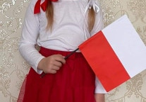 Małgorzata Zysiak w biało- czerwonym stroju z flagą