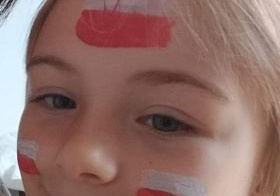 Weronika Kwapisz z flagami namalowanymi na twarzy