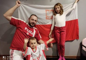 Maja Matysiak z tatą i bratem w biało- czerwonych strojach z flagą