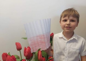 Olgierd Szymański z własnoręcznie wykonaną flagą z papieru