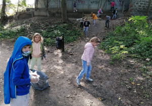 Dzieci w trakcie sprzątania śmieci