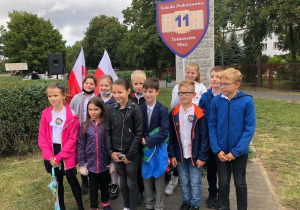 Uczniowie klasy 5a przy pomniku " W Hołdzie Zesłańcom Sybiru".