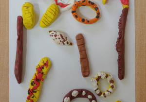 Wytwory dzieci przedstawiające pieczywo wykonane z plasteliny