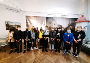 Uczniowie klas siódmych i ósmych na wystawie w muzeum po wkładzie "Wielokulturowy Tomaszów".