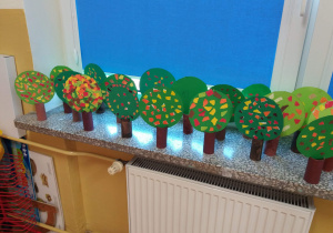 Wystawa drzewek eko w wykonaniu uczniów kl.2 a