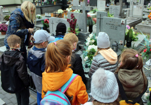 Dzieci przy grobie zmarłego nauczyciela SP 11