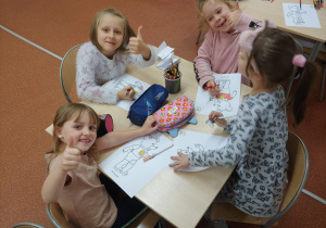 Dziewczynki z zerówki przy stoliku podczas malowania