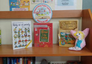 Kącik projektowy „Magiczna Moc Bajek”. Na półkach poukładane są książki z ulubionymi bajkami dzieci.