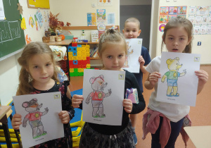 Dzieci prezentują swoje prace przedstawiające pokolorowanego Misia Uszatka
