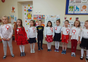 Dzieci śpiewają hymn Polski
