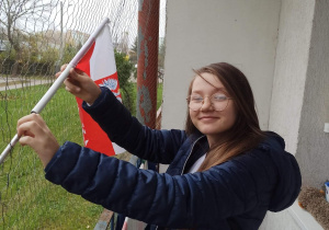 Julia Bazler wywiesza flagę