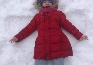 "Aniołek" na śniegu w wykonaniu Julii Koszady z klasy 2c