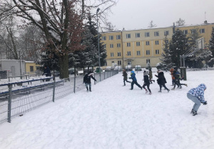 Bitwa na śnieżki uczniów klasy 2c