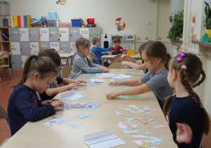 Dzieci układają samodzielnie wykonane puzzle