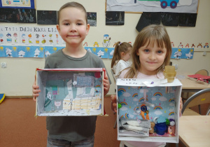 Dzieci prezentują wykonane przez siebie pomieszczenie domu