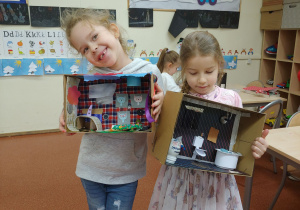 Dzieci prezentują wykonane przez siebie pomieszczenie domu